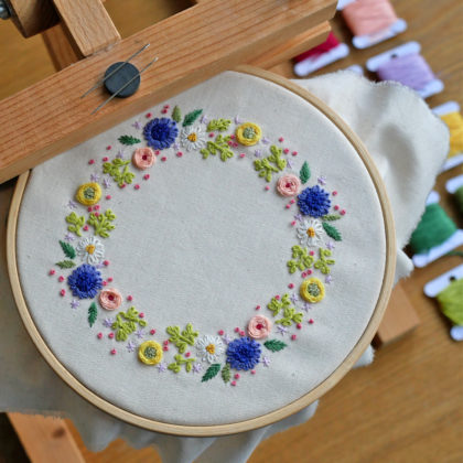 Couronne brodée - motif de broderie avec des fleurs