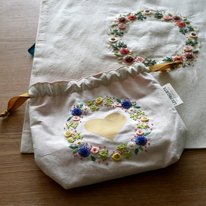 Couronne brodée - motif de broderie avec des fleurs